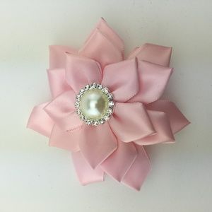 NWOT GIRL’S HAIR CLIP with CENTERED PEARL RHINESTONES